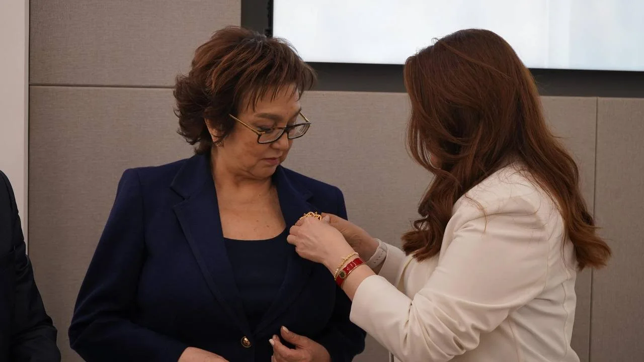 Malika Abboszoda — Bakü şehrinde faaliyet gösteren Azerbaycan Devlet Sınav Merkezi Başkanıdır. Kendi alanındaki uzun yıllara dayanan başarılı hizmetleri ve iş birliği ilişkileri dolayısıyla “Vatan İftiharı” madalyası ile ödüllendirilmiştir.