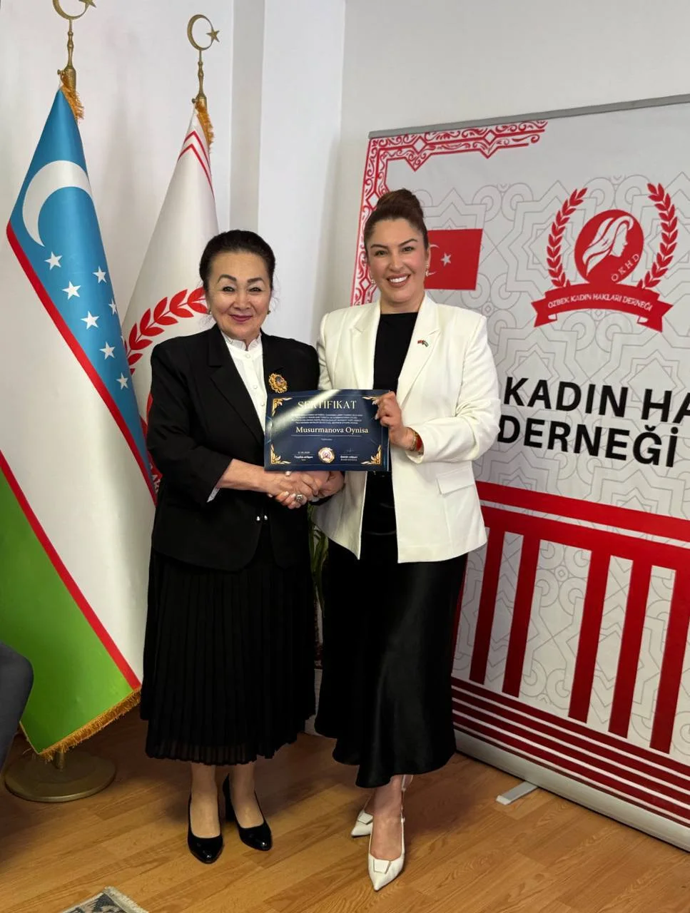 Aynisa Musurmanova — Özbekistan Cumhuriyeti Aile ve Kadınlar Komitesi bünyesindeki “Aile ve Toplumsal Cinsiyet” Bilimsel Araştırma Enstitüsü Müdür Yardımcısı, Cumhuriyet “Akıllı Kadınlar” hareketi lideri, pedagoji bilimleri doktoru ve profesördür. Aynisa Musurmanova da İstanbul şehrinde düzenlenen törende “Vatan İftiharı” madalyası ile ödüllendirilmiştir.